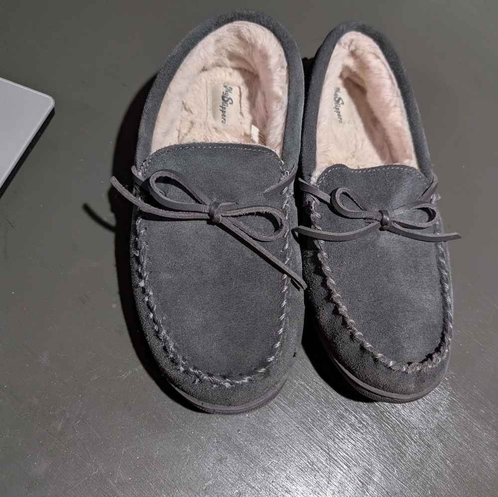 My Slippers Size 9 Men's Grey Slippers *Cracks In Back As Shown Still Good Cond*